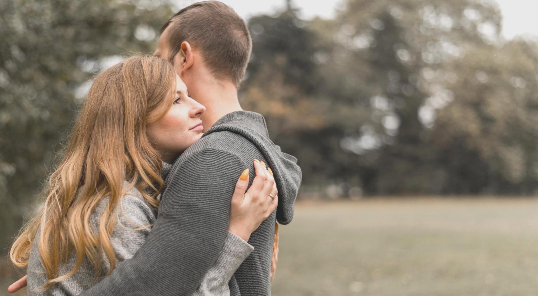 Beratungsgespräch mit Notizen und Planungsunterlagen