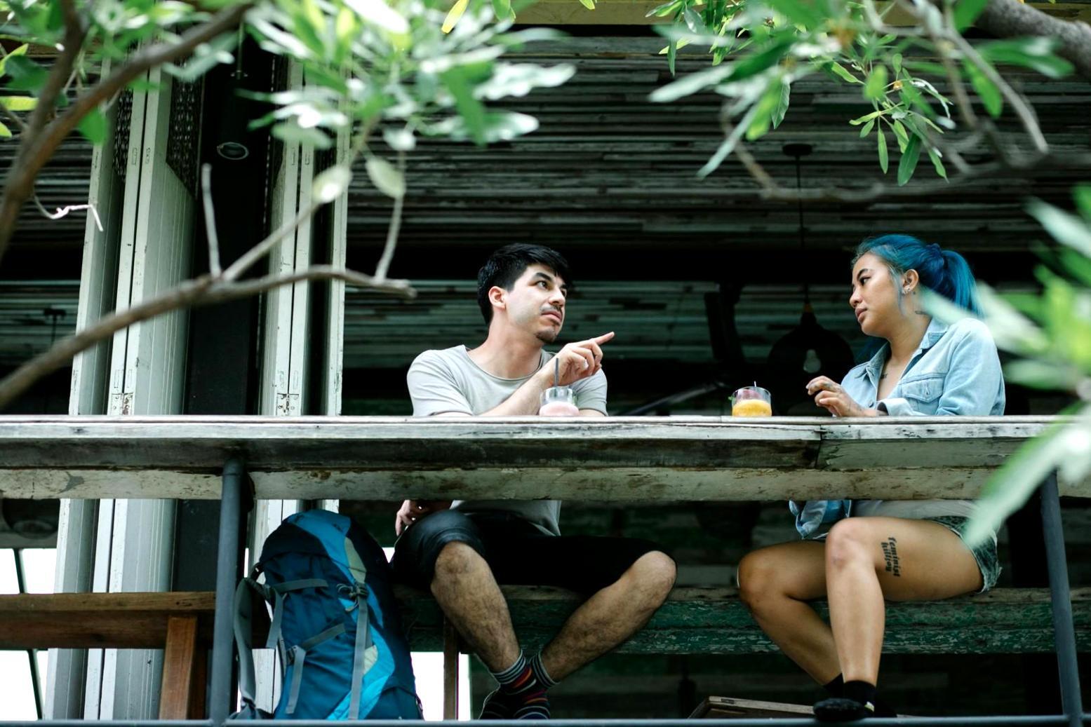 Zufriedene Familie in ordentlichem Zuhause